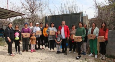 Hatay'da çadırda kalan kadınlara '8 Mart' karanfili