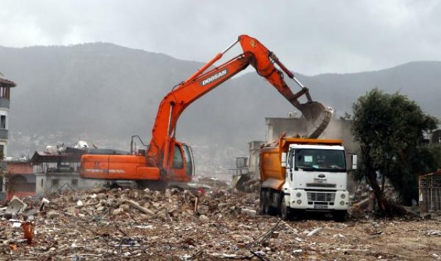 Hatay'da enkaz kaldırma çalışmaları yağmur altında sürüyor