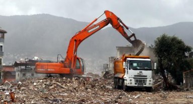 Hatay'da enkaz kaldırma çalışmaları yağmur altında sürüyor