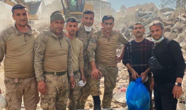 Hatay'da enkazdan çıkarılan 1 kilogram altın sahibine teslim edildi