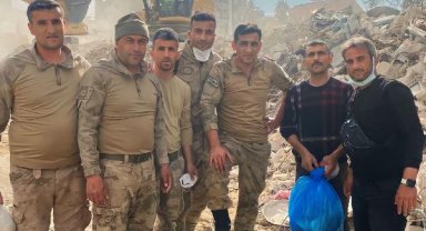 Hatay'da enkazdan çıkarılan 1 kilogram altın sahibine teslim edildi
