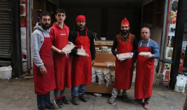 Hatay'da hasar gören tarihi Uzun Çarşı'da birkaç esnaf iş yerini açtı