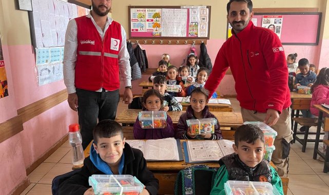 Hatay'da okulun ilk gününde çocuklara oyuncak
