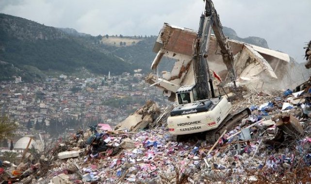 Hatay'da yıkım ve enkaz kaldırma çalışmaları aralıksız sürüyor