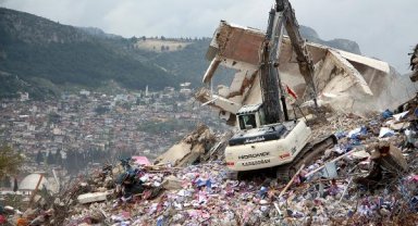 Hatay'da yıkım ve enkaz kaldırma çalışmaları aralıksız sürüyor