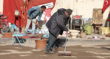 Hatay'da yıkıntıların olduğu turistik caddede, antikacı nostaljik şarkılarla moral veriyor
