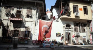 Hatay'da yıkıntıların olduğu turistik caddede, antikacı nostaljik şarkılarla moral veriyor