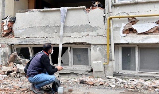 Hatay'da zarar tespit çalışması yapan ekip, gönüllü olarak sokak hayvanlarını besliyor