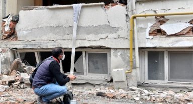 Hatay'da zarar tespit çalışması yapan ekip, gönüllü olarak sokak hayvanlarını besliyor