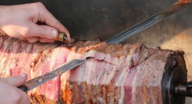 Hataylı depremzedelere Erzurum cağ kebabı ikram edildi