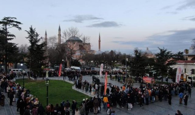 Havadan fotoğraflarla Sultanahmet Meydanı'nda 201 yıllık gelenek bozulmadı