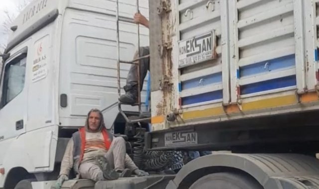 Hayatlarını hiçe saydılar, kamyonun kasa boşluğunda yolculuk yapan iki kişi görenleri şaşırttı