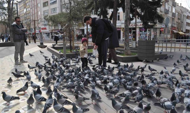 Hayvan sevgisi bu yaşta böyle başlıyor