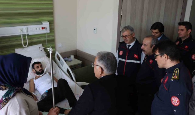 Hem enkaz altında hem de hastanede yalnız bırakmadılar