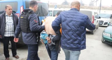 Hırsızlık şüphelisi yakalanacağını anlayınca intihara kalkıştı, açtığı ateşte bir polisi yaraladı