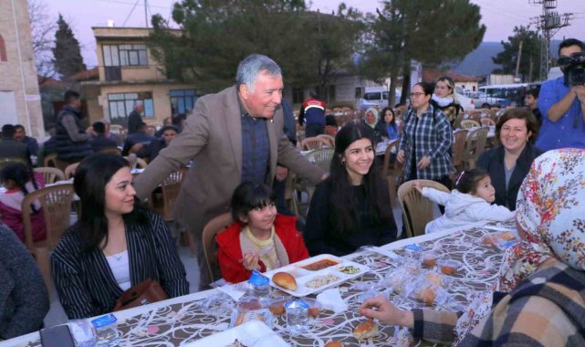 Honaz Belediyesi'nin Kocabaş'ta kurduğu ilk iftar sofrası binleri buluşturdu
