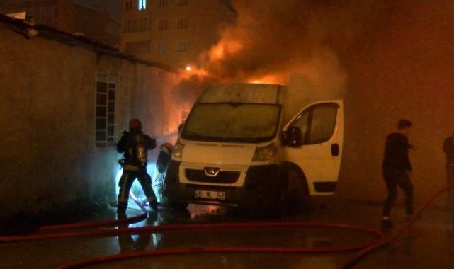 Hurda deposunda çıkan yangın iki araca sıçradı; mahalleli arızalanan otomobili iterek kurtardı