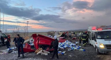 Hurdaya dönen TIR'ın kabininde sıkışan sürücüyü itfaiyeciler çıkardı