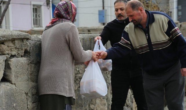 İhtiyaç sahibi vatandaşlara iftar yemeği dağıtılıyor