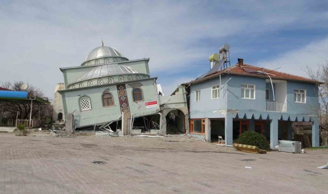 İlk depremde minaresi, ikincisinde kendisi yıkılan cami yan yattı