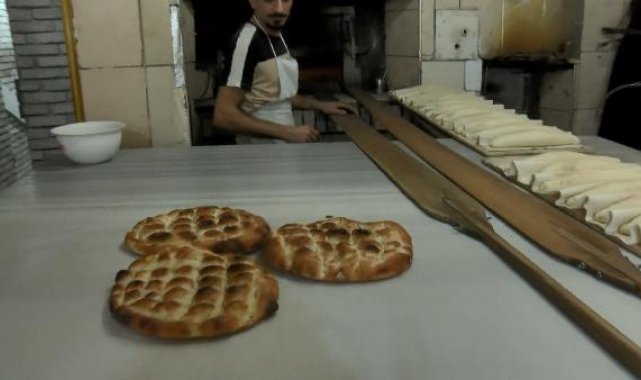 İlk sahur öncesi pideler fırın tezgahlarındaki yerini aldı