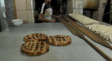 İlk sahur öncesi pideler fırın tezgahlarındaki yerini aldı