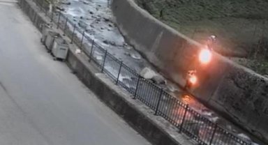 İlkel teleferik kurarken akıma kapıldılar; o anlar kamerada