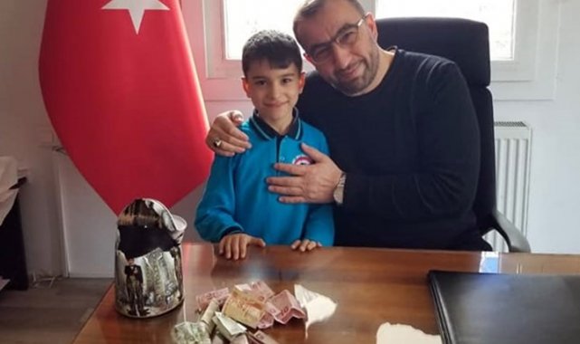 İlkokul öğrencisi kumbarasındaki parayı depremzedeler için bağışladı