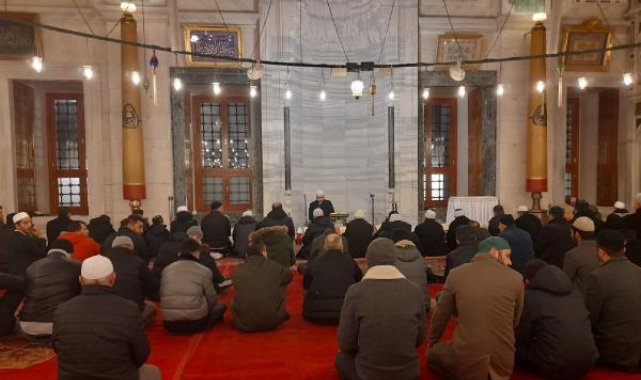 İmam hatip okullarındaki öğrenciler depremzedelere dua için sabah namazında buluştu