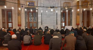 İmam hatip okullarındaki öğrenciler depremzedelere dua için sabah namazında buluştu