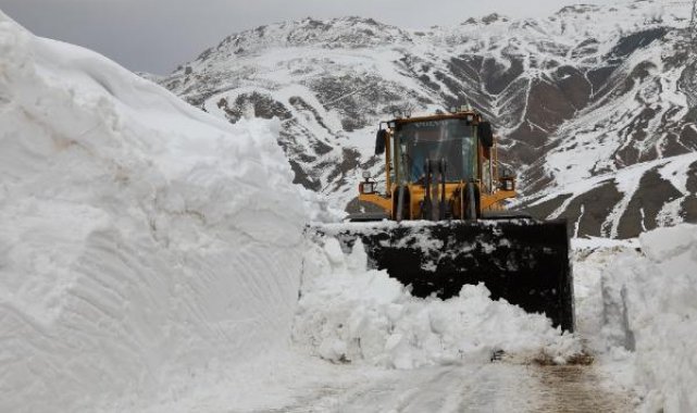 İran sınırında 3 metreyi bulan karla mücadele sürüyor