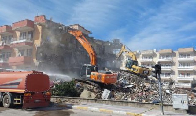İskenderun'da, ağır hasarlı binalar yıkılıyor