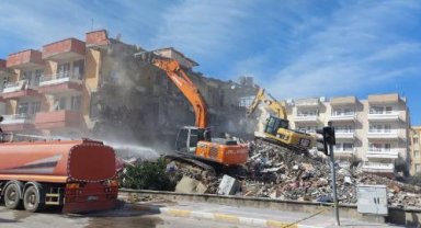 İskenderun'da, ağır hasarlı binalar yıkılıyor