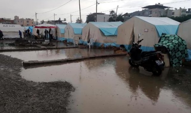 İskenderun'da çadır kentte yaşayanlar şiddetli yağıştan etkilendi