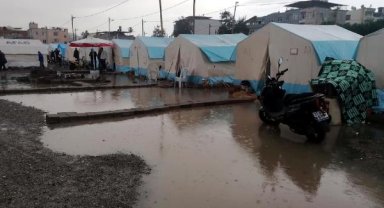 İskenderun'da çadır kentte yaşayanlar şiddetli yağıştan etkilendi 