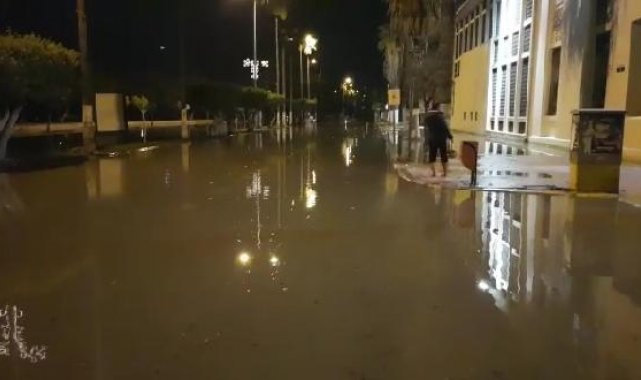 İskenderun'da denizin yükselmesi sonucu su baskını