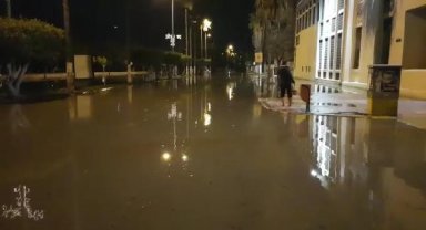 İskenderun'da denizin yükselmesi sonucu su baskını