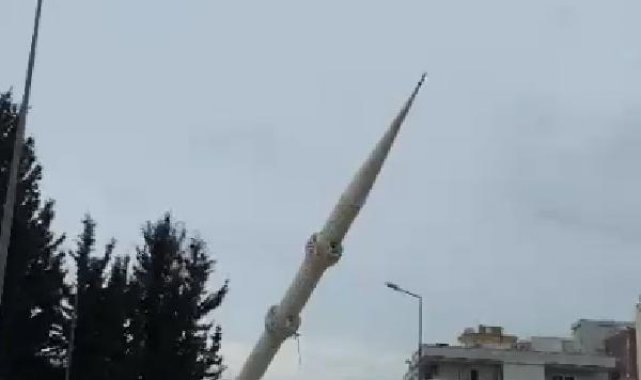İskenderun'da depremde ağır hasar alan minare kontrollü olarak yıkıldı