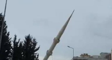 İskenderun'da depremde ağır hasar alan minare kontrollü olarak yıkıldı