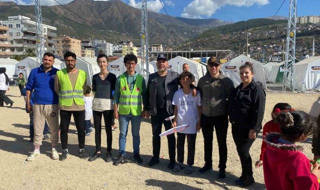 İskenderun'da depremzede çocuklar maket uçak yaptı