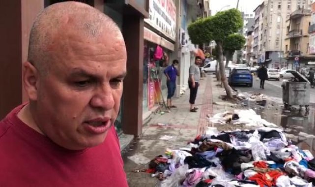 İskenderun'da iş yerini su basan esnaf, ürünleri vatandaşa dağıttı