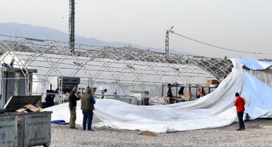 İskenderun'da kuvvetli rüzgar; depremzedelerin çadırları yıkıldı
