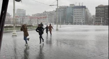 İstanbul'da fırtına ve sağanak yağış etkili oluyor 