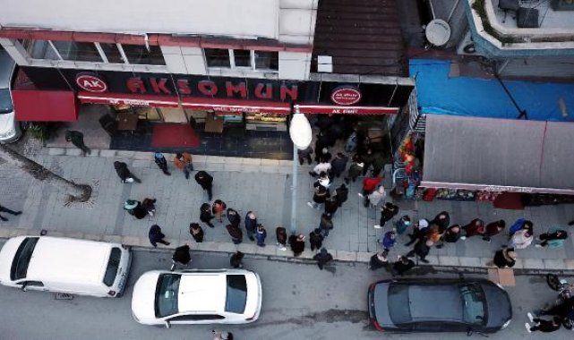 İstanbul'da Ramazan'ın ilk günü pide kuyruğu havadan görüntülendi