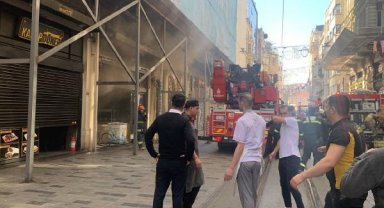 İstiklal Caddesi'nde restorandaki yangın kiliseye sıçradı-1