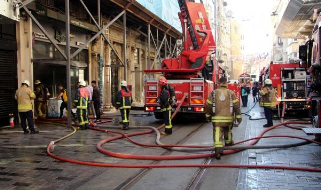 İstiklal Caddesi'nde restorandaki yangın kiliseye sıçradı
