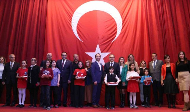 İstiklal Marşı'nı güzel okuma yarışması izleyenleri duygulandırdı