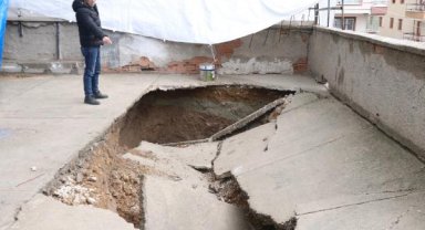 İstinat duvarı çöken binanın otoparkında göçük