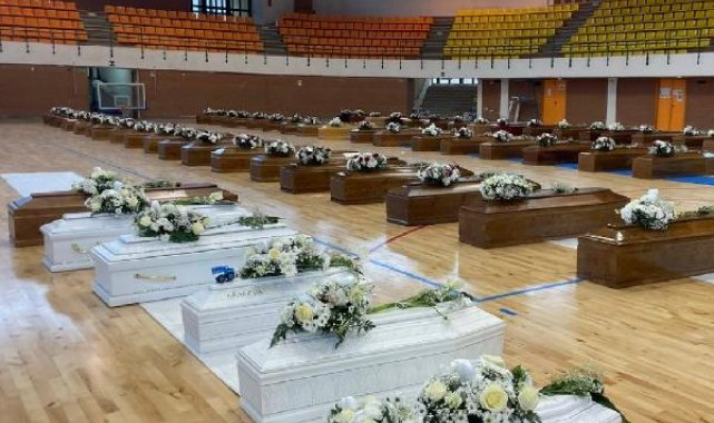 İtalya'da göçmenlerin tabutlarıyla dolan spor salonu, cenaze salonuna dönüştü