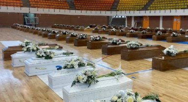 İtalya'da göçmenlerin tabutlarıyla dolan spor salonu, cenaze salonuna dönüştü
